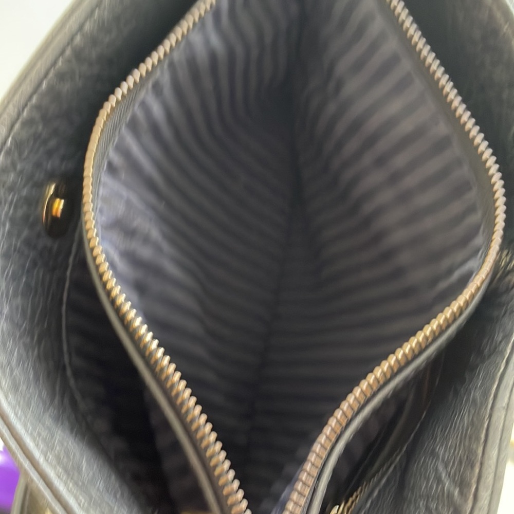Elegant Black Leather Shoulder Bag - Picture 8 of 12